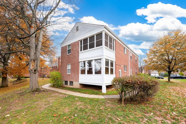 43 Arnold Way 43, West Hartford, CT 06119