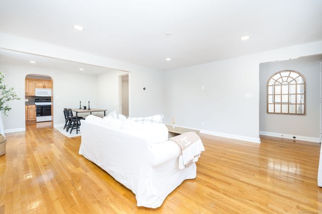 43 Arnold Way 43, West Hartford, CT 06119