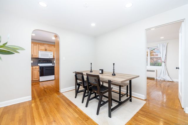 43 Arnold Way 43, West Hartford, CT 06119