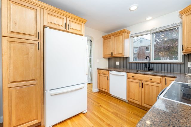 43 Arnold Way 43, West Hartford, CT 06119