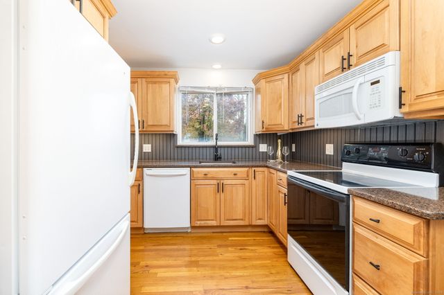 43 Arnold Way 43, West Hartford, CT 06119