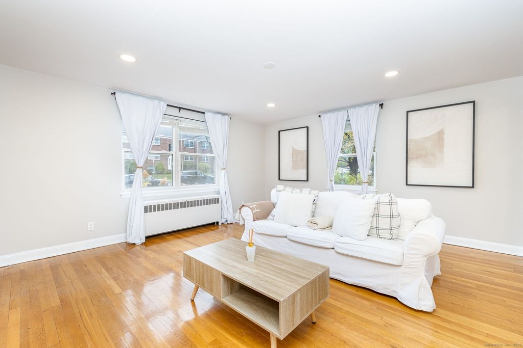 43 Arnold Way 43, West Hartford, CT 06119