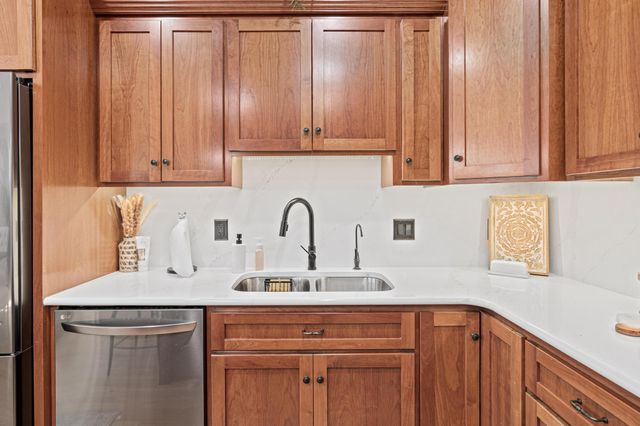 2710 Red Splendor Circle E, Maplewood, MN 55119