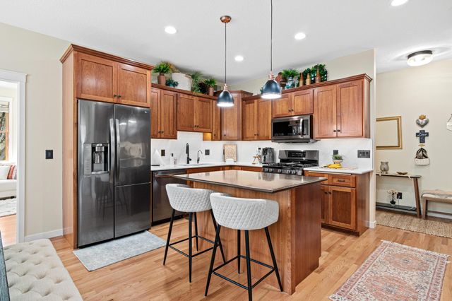 2710 Red Splendor Circle E, Maplewood, MN 55119