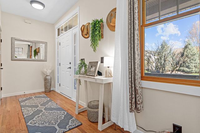 2710 Red Splendor Circle E, Maplewood, MN 55119