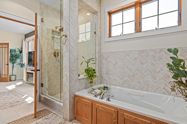 2710 Red Splendor Circle E, Maplewood, MN 55119