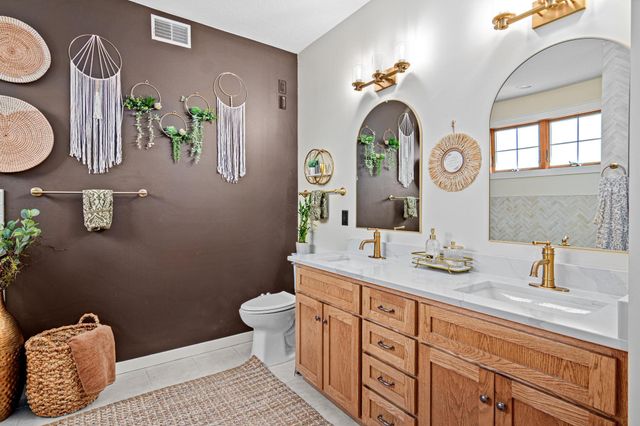 2710 Red Splendor Circle E, Maplewood, MN 55119