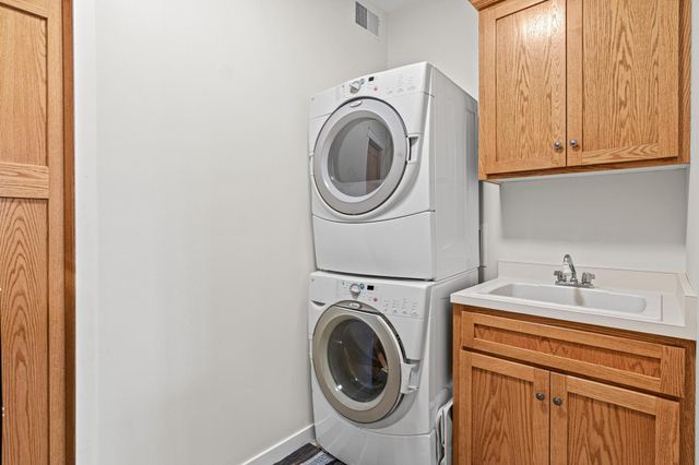 2710 Red Splendor Circle E, Maplewood, MN 55119
