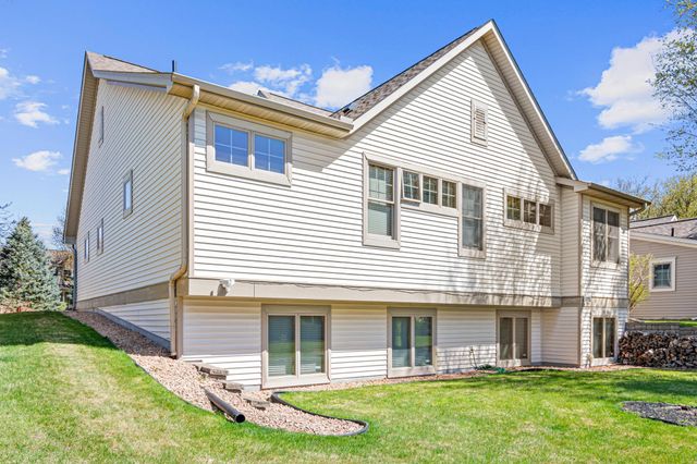 2710 Red Splendor Circle E, Maplewood, MN 55119