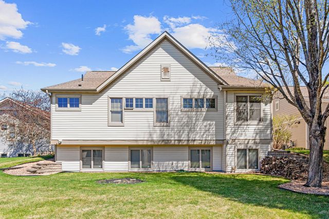 2710 Red Splendor Circle E, Maplewood, MN 55119