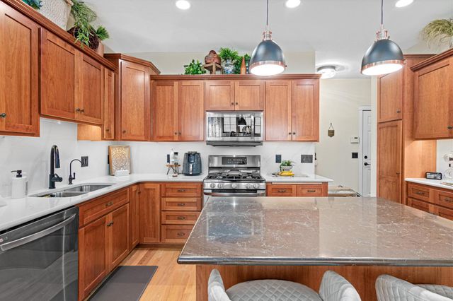 2710 Red Splendor Circle E, Maplewood, MN 55119