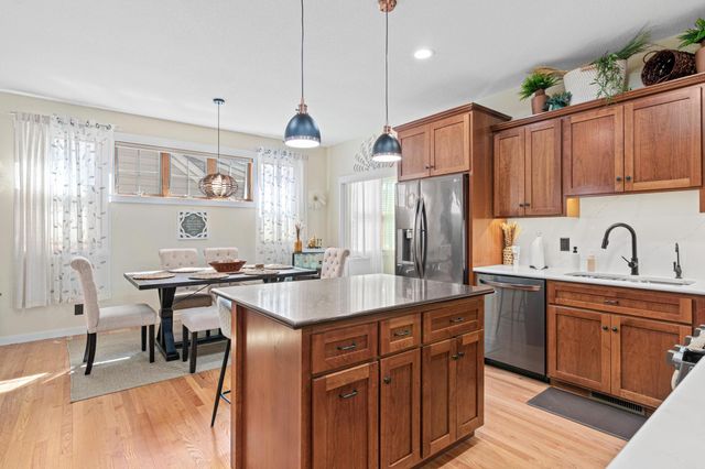 2710 Red Splendor Circle E, Maplewood, MN 55119