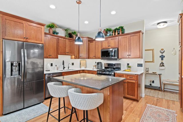 2710 Red Splendor Circle E, Maplewood, MN 55119