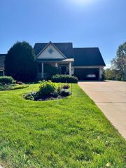 2710 Red Splendor Circle E, Maplewood, MN 55119