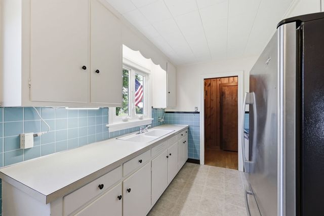 7 Highland Ave, South Hadley, MA 01075