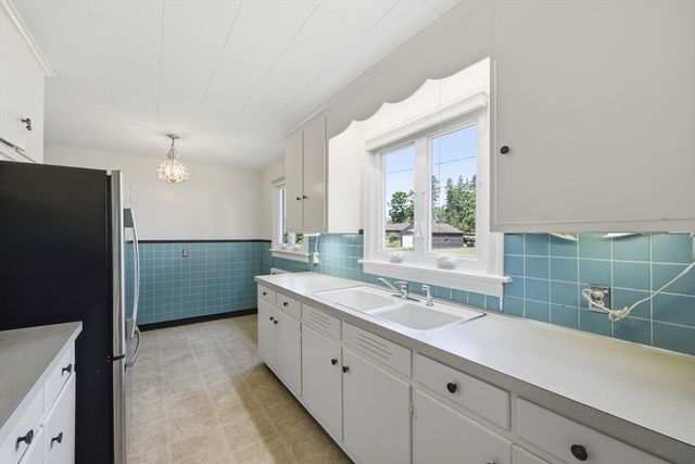 7 Highland Ave, South Hadley, MA 01075