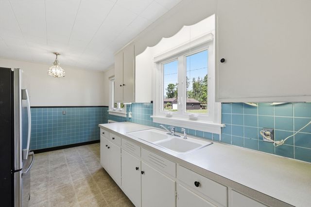 7 Highland Ave, South Hadley, MA 01075