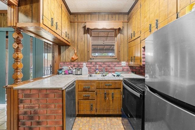 37 Shawmut St, Fall River, MA 02720