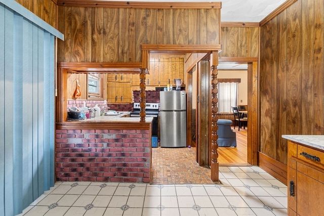 37 Shawmut St, Fall River, MA 02720