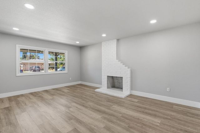 2315 E Santa Ana Avenue, Fresno, CA 93726