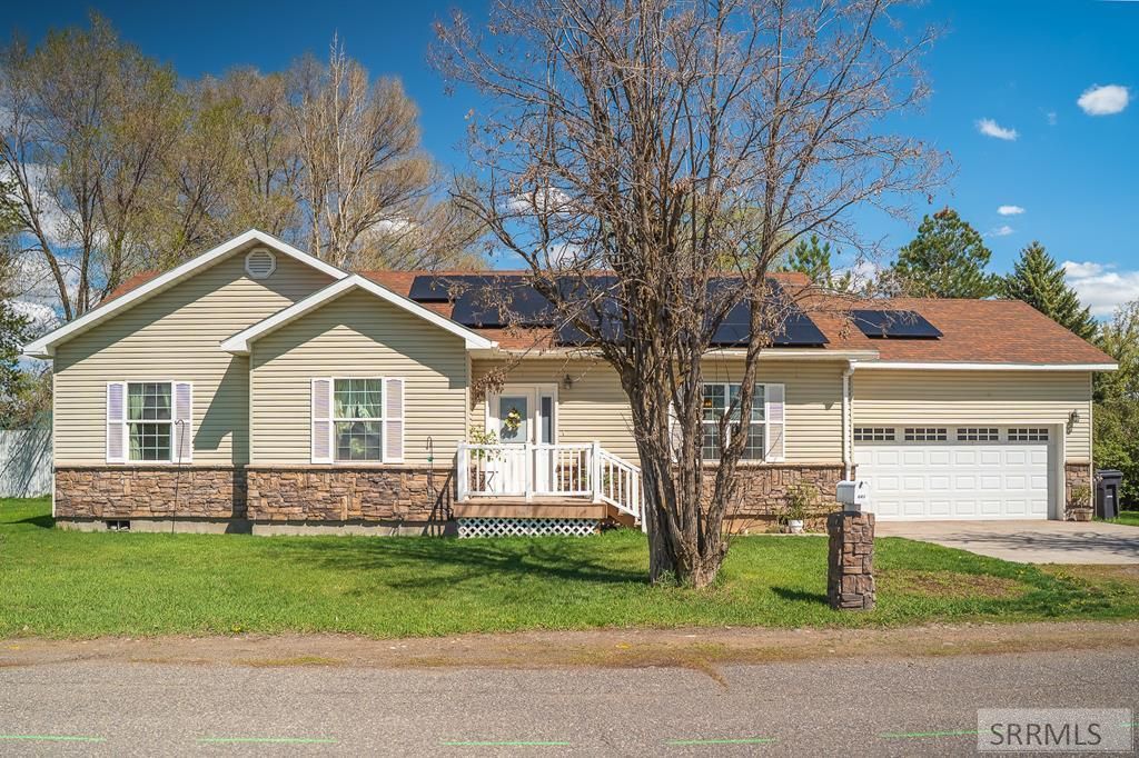 641 S 4th W, St Anthony, ID 83445