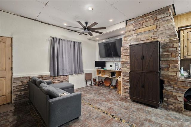 21712 N Val Verde Road, Edinburg, TX 78542