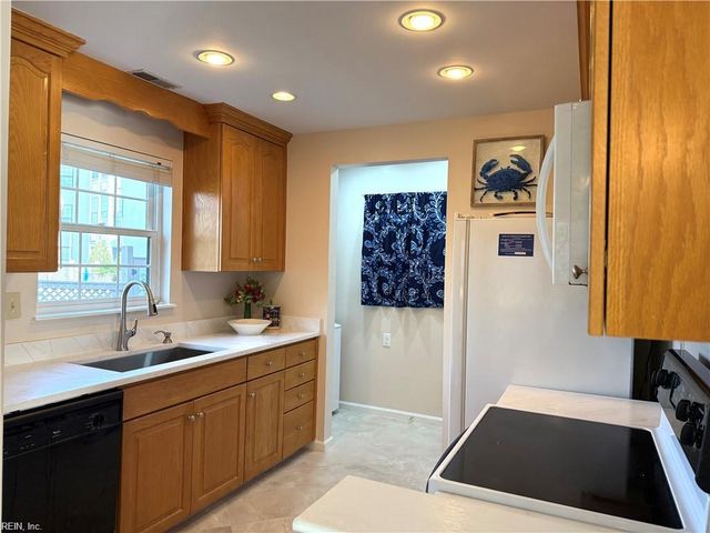 411 Harbour Pt Apt 102, Virginia Beach, VA 23451