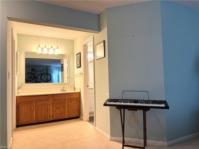 411 Harbour Pt Apt 102, Virginia Beach, VA 23451