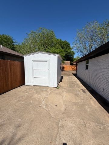 108 Amory Drive, Benbrook, TX 76126