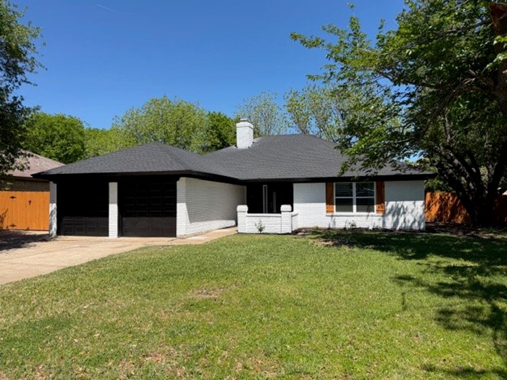 108 Amory Drive, Benbrook, TX 76126