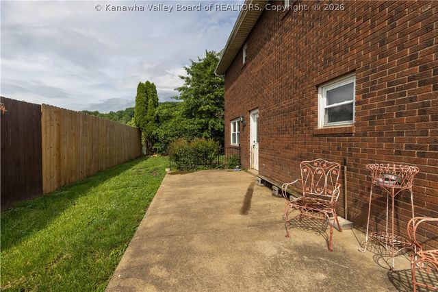 126 Rolling Acres Road, Winfield, WV 25213