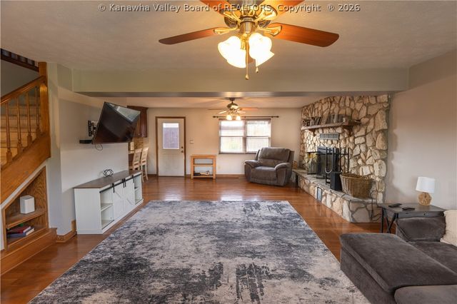 126 Rolling Acres Road, Winfield, WV 25213