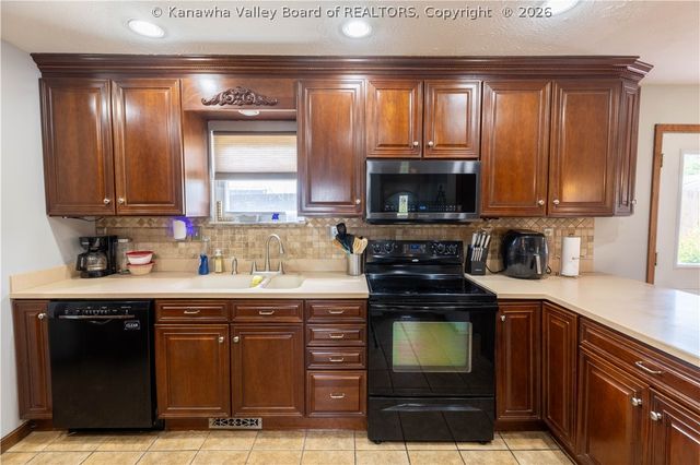 126 Rolling Acres Road, Winfield, WV 25213