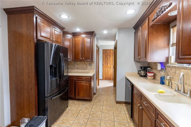 126 Rolling Acres Road, Winfield, WV 25213
