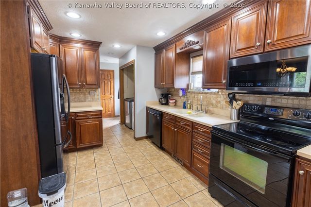 126 Rolling Acres Road, Winfield, WV 25213