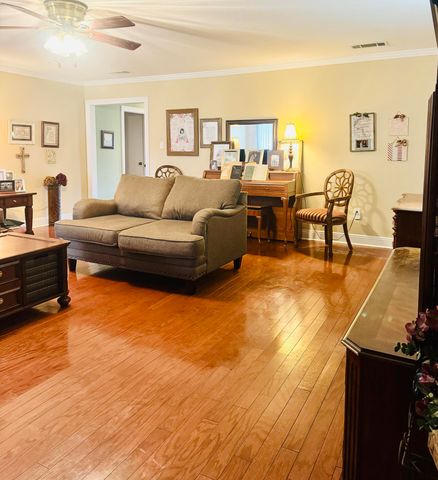 100 Elizabeth, Petal, MS 39465