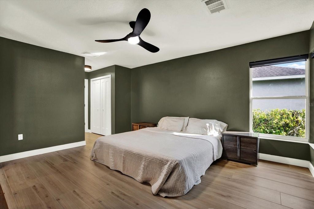 Image 11 of property listing at 531 HUNTER LANE, Bradenton, FL 34212