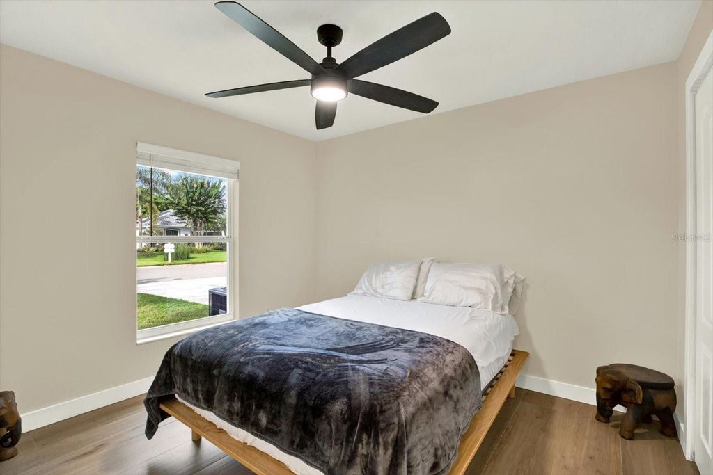 Image 16 of property listing at 531 HUNTER LANE, Bradenton, FL 34212