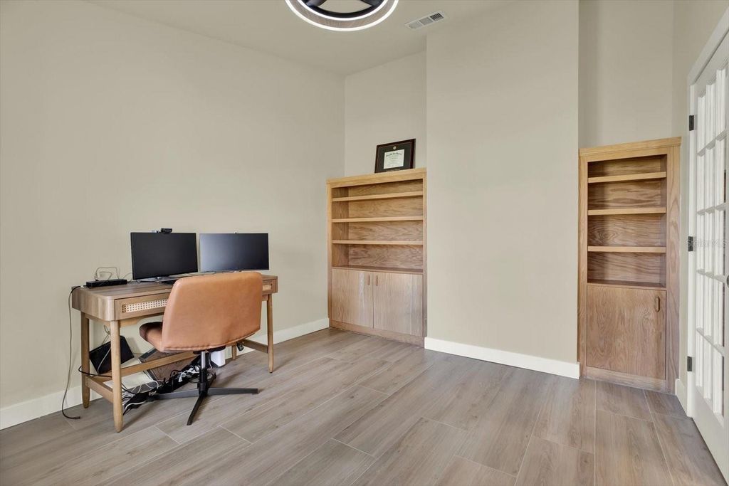 Image 19 of property listing at 531 HUNTER LANE, Bradenton, FL 34212