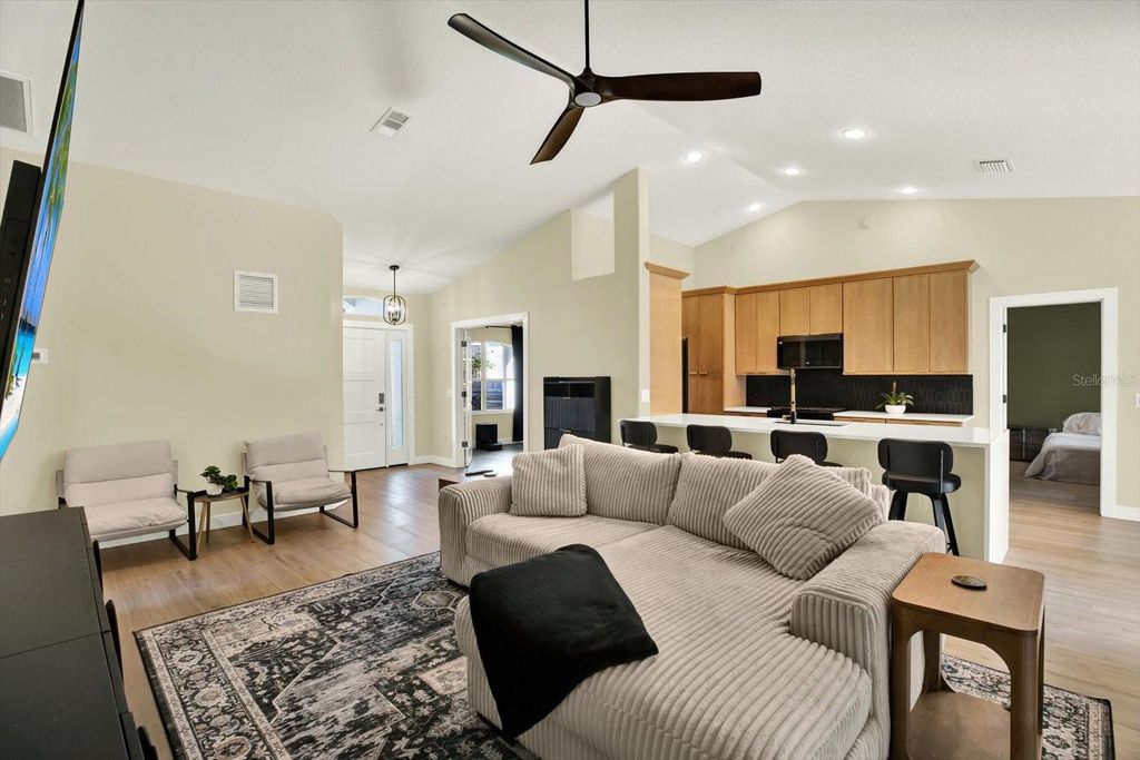 Image 3 of property listing at 531 HUNTER LANE, Bradenton, FL 34212