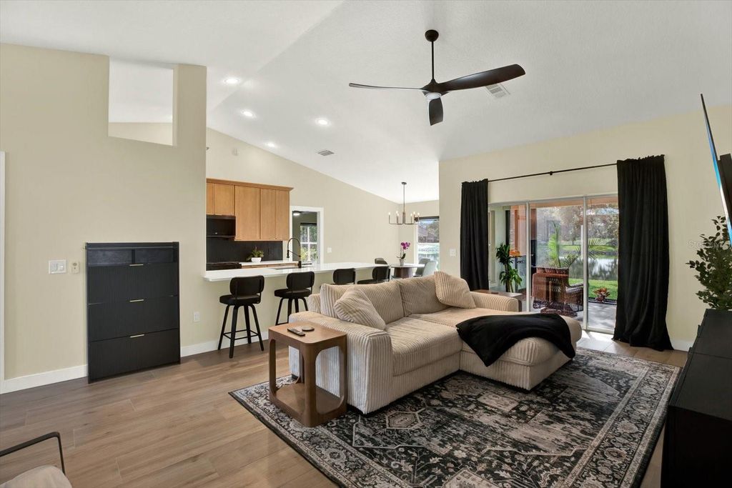 Image 4 of property listing at 531 HUNTER LANE, Bradenton, FL 34212