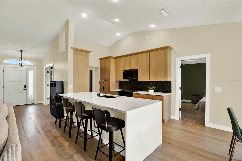 Image 5 of property listing at 531 HUNTER LANE, Bradenton, FL 34212