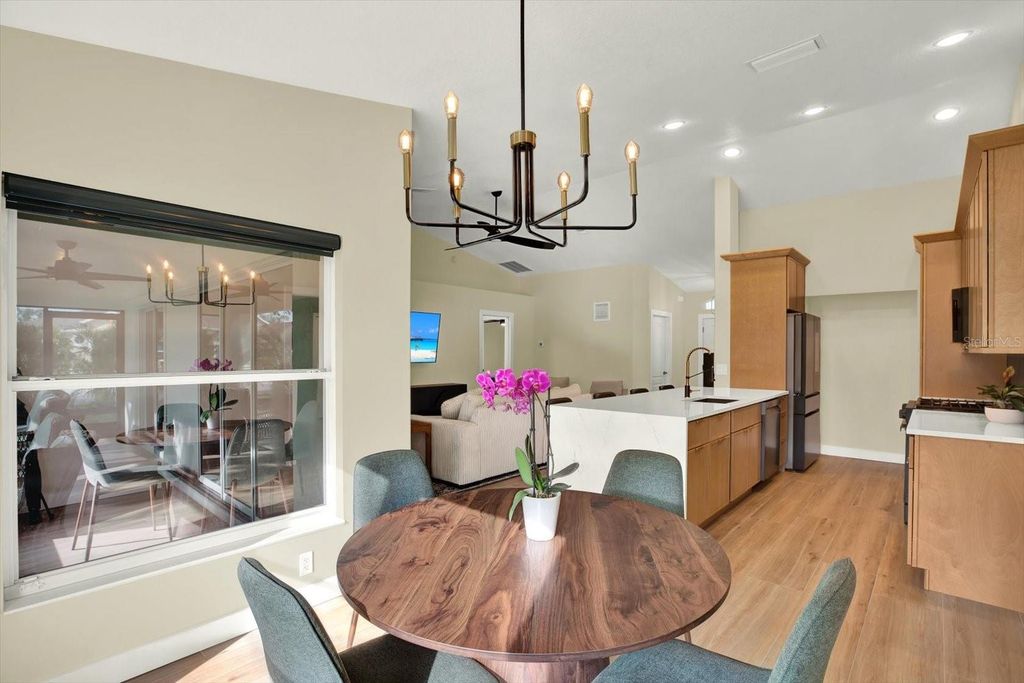 Image 7 of property listing at 531 HUNTER LANE, Bradenton, FL 34212