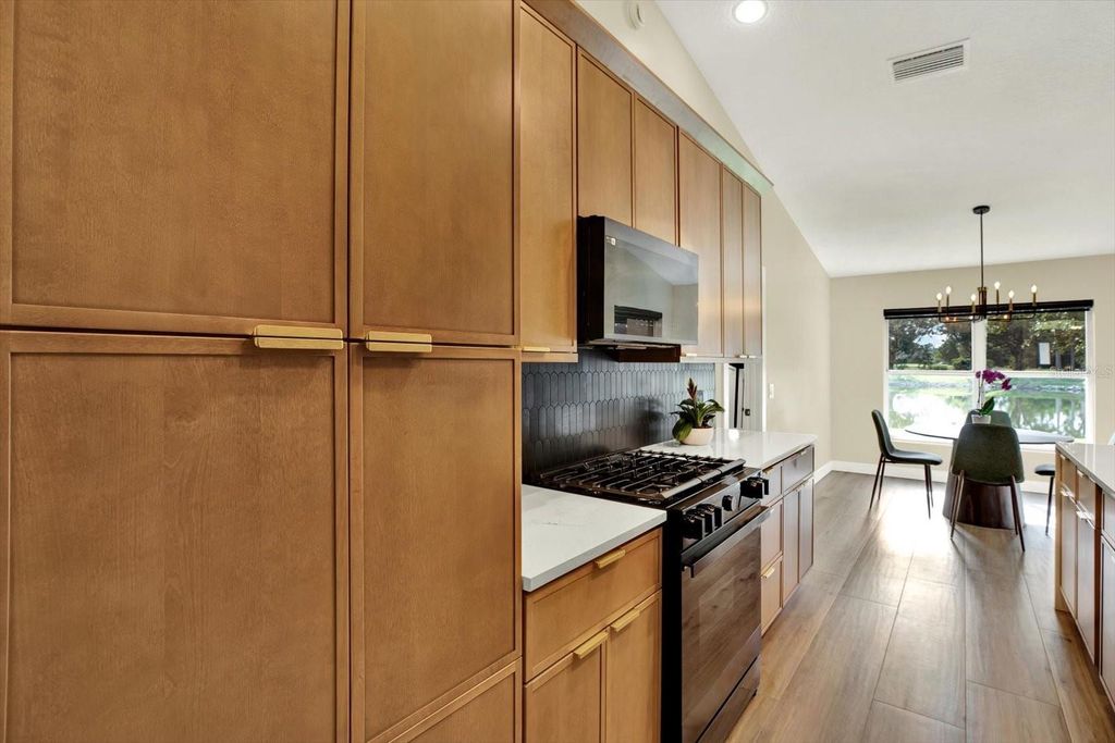 Image 8 of property listing at 531 HUNTER LANE, Bradenton, FL 34212