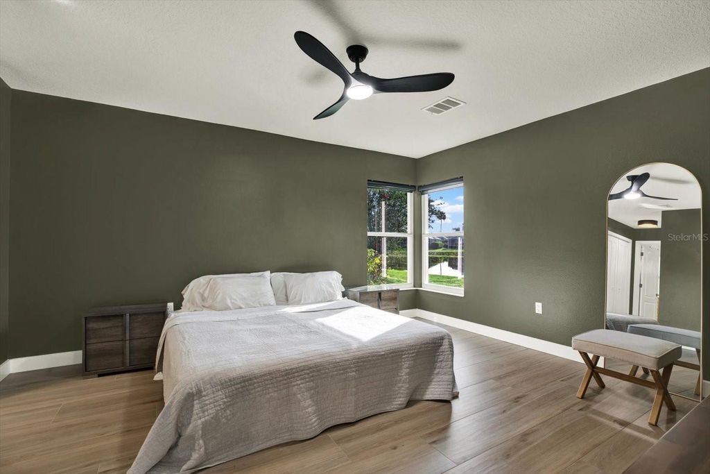 Image 10 of property listing at 531 HUNTER LANE, Bradenton, FL 34212