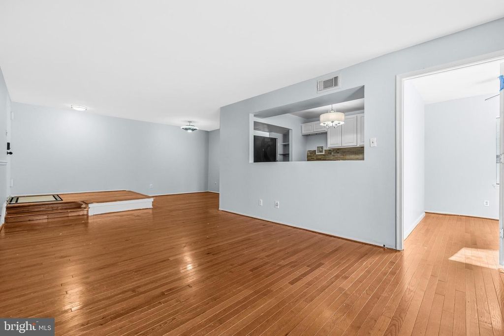 Image 6 of property listing at 11206 CHERRY HILL RD #204, Beltsville, MD 20705