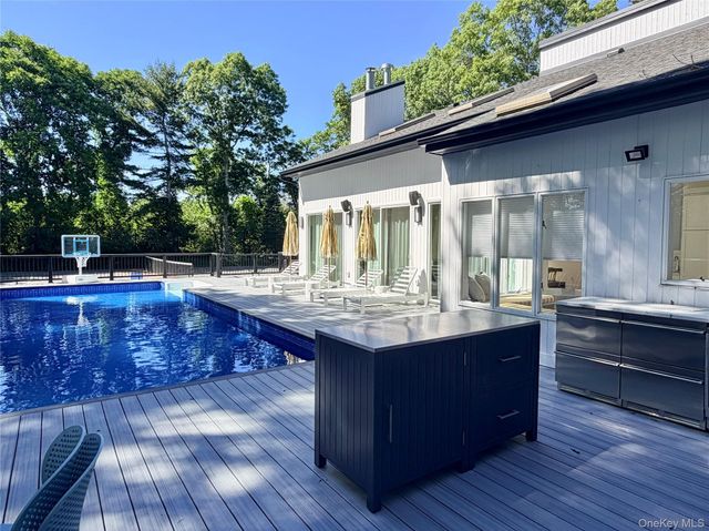 7 Midhampton Court, Quogue, NY 11959