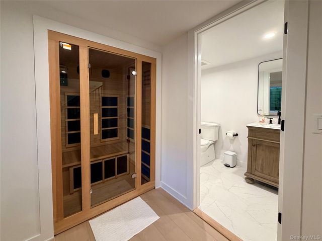 7 Midhampton Court, Quogue, NY 11959