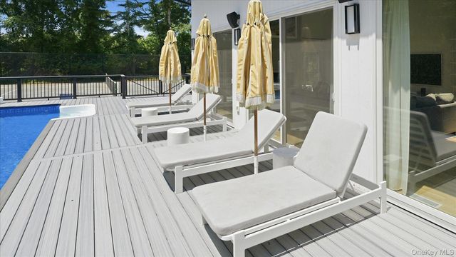 7 Midhampton Court, Quogue, NY 11959