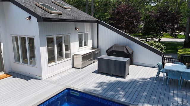 7 Midhampton Court, Quogue, NY 11959